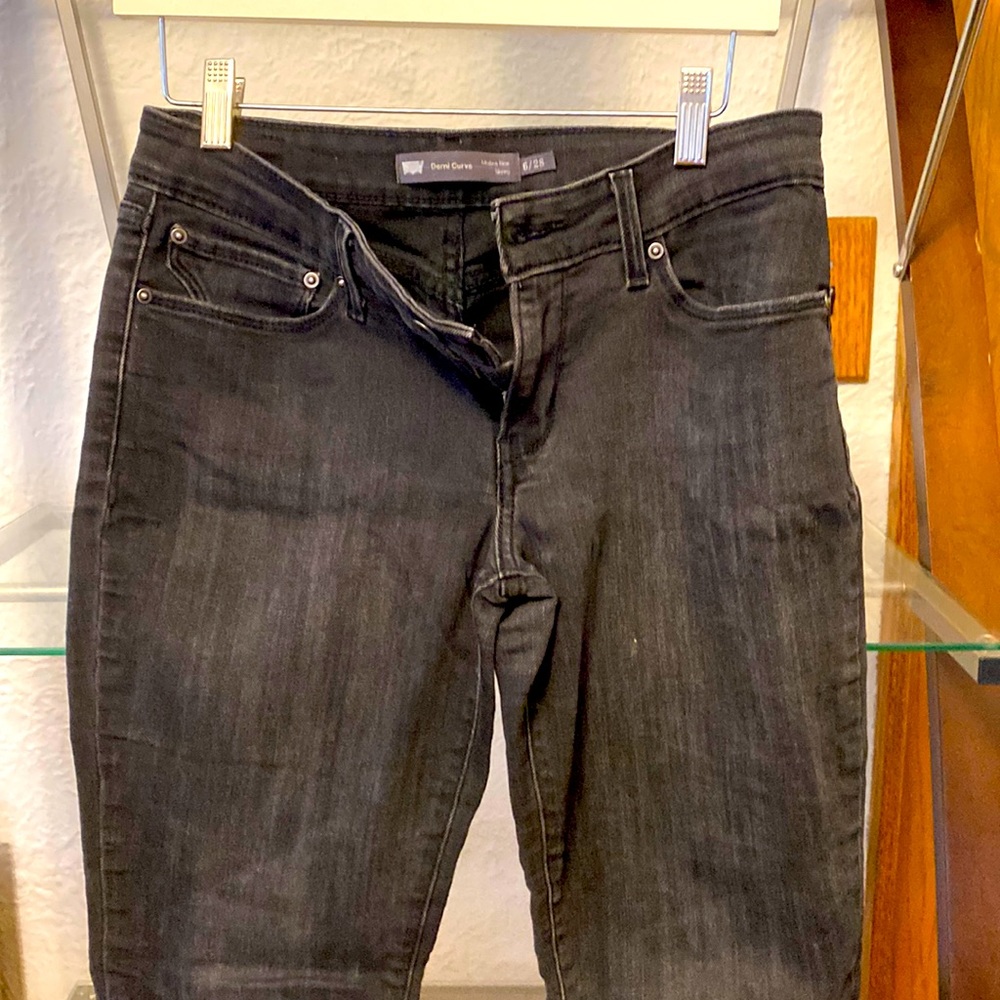 Women’s Levis jeans size 6/28 inch. 25 inch inseam